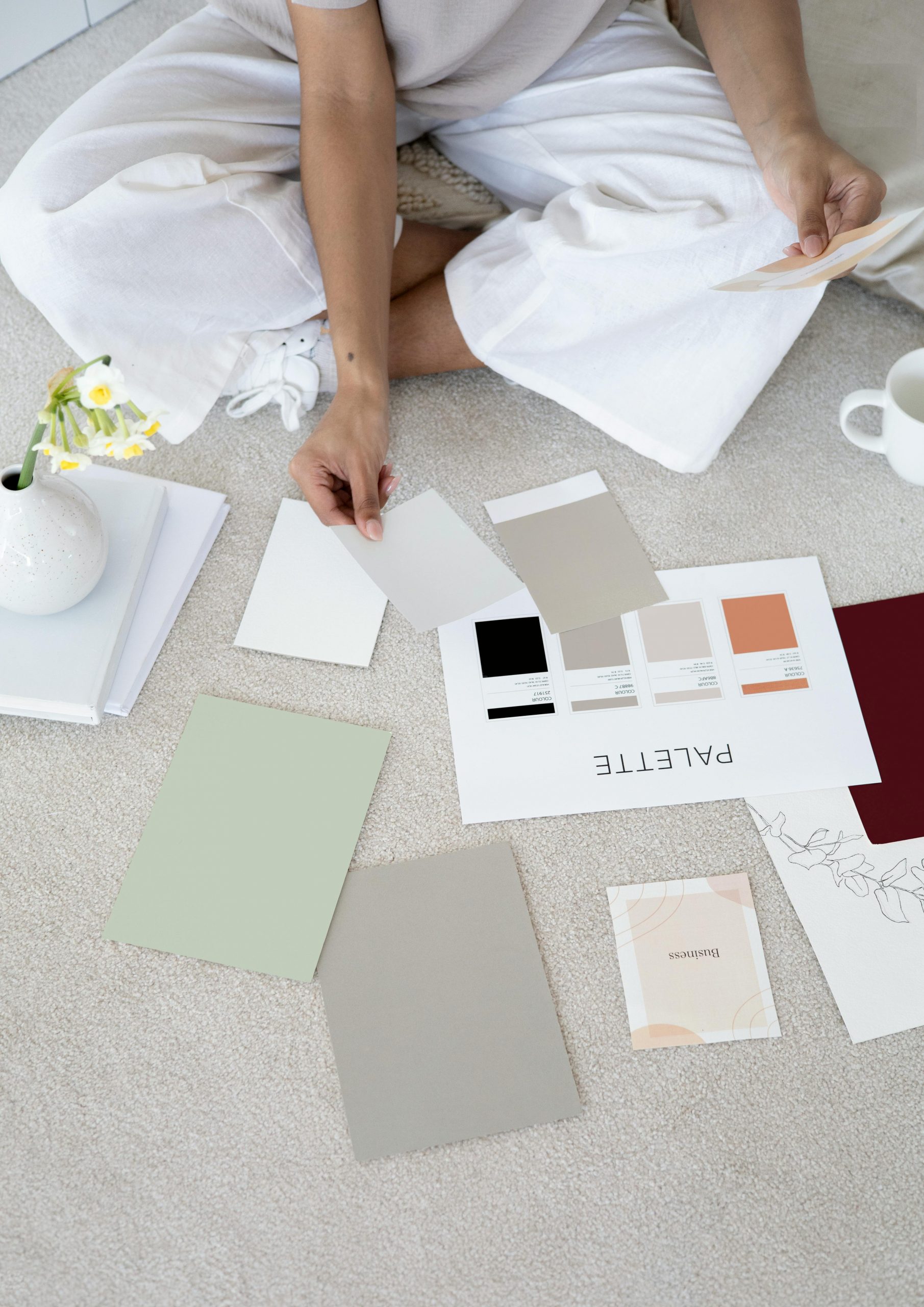 diseño web profesional, diseñadora haciendo composición de colores